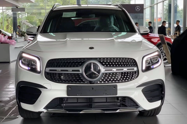 Mercedes-Benz GLB 200 AMG sở hữu ngoại thất được trang bị bộ bodykit thể thao của AMG, ‘’dàn chân’’ xe sử dụng bộ mâm 5 chấu kép quen thuộc của AMG với kích thước 19 inch. Trang bị thanh giá nóc bằng nhôm bóng. Tại Việt Nam, GLB 200 AMG cung cấp 6 màu ngoại thất tiêu chuẩn, đi cùng 2 tùy chọn màu nội thất là Đen và Xám Nava/Đen.