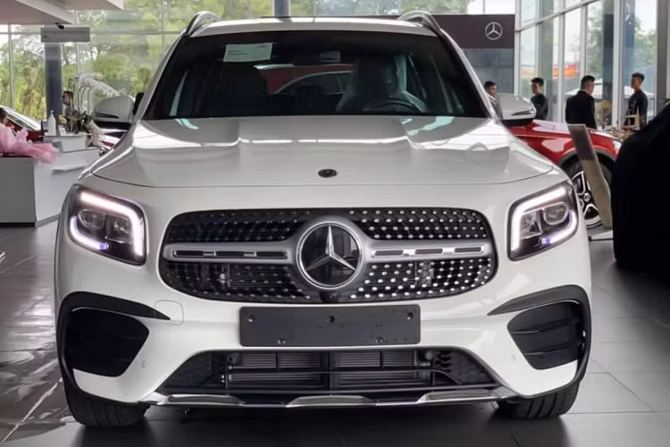 Mercedes-Benz GLB 200 AMG sở hữu ngoại thất được trang bị bộ bodykit thể thao của AMG, ‘’dàn chân’’ xe sử dụng bộ mâm 5 chấu kép quen thuộc của AMG với kích thước 19 inch. Trang bị thanh giá nóc bằng nhôm bóng. Tại Việt Nam, GLB 200 AMG cung cấp 6 màu ngoại thất tiêu chuẩn, đi cùng 2 tùy chọn màu nội thất là Đen và Xám Nava/Đen.