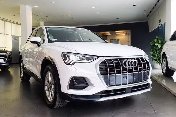 Tại triển lãm VMS 2019 diễn ra vào cuối năm ngoái, Audi Việt Nam đã giới thiệu dòng SUV hạng sang cỡ nhỏ Q3 với người tiêu dùng trong nước. Tuy nhiên, mãi đến nay, Audi Q3 2020 mới nhập khẩu mới được đưa về..