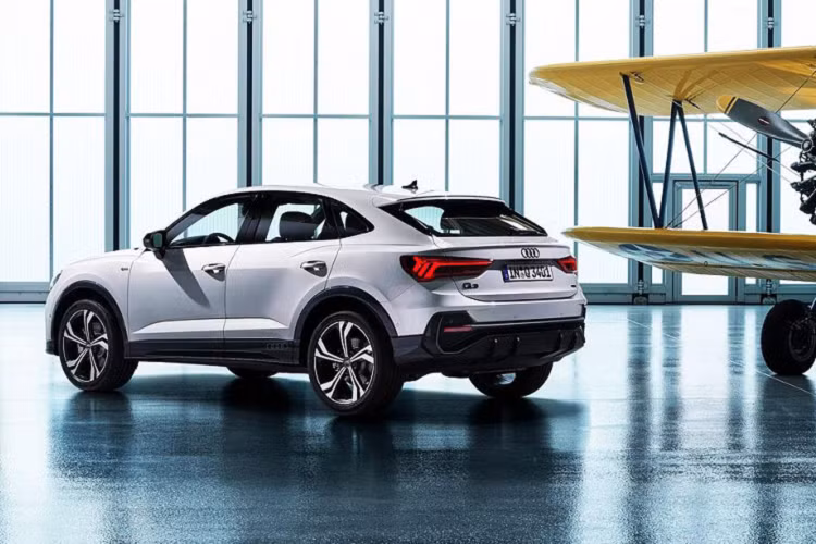 Nguồn cung cấp sức mạnh cho Audi Q3 2020 bản 35 TFSI là động cơ 4 xi-lanh, dung tích 1,4 lít giúp xe có thể sản sinh công suất tối đa 150 mã lực và mô-men xoắn cực đại 250 Nm. Đi kèm với đó là hộp số tự động 7 cấp S-tronic và hệ dẫn động cầu trước chứ không phải Quattro danh tiếng. Hiện giá xe Audi Q3 2020 vẫn chưa được công bố, theo dự đoán xe chính hãng tại Việt Nam khoảng hơn 1,8 tỷ đồng.