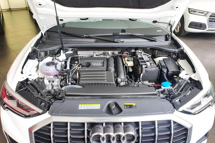 Bên cạnh đó, chiếc Audi Q3 2020 tại showroom vẫn được trang bị hệ thống đèn chiếu sáng dạng full-LED cùng với đèn định vị LED ban ngày thiết kế mới rất cá tính và bắt mắt. Đi kèm với đó cũng là hệ thống đèn hậu full-LED với đồ hoạ ánh sáng mới tạo ấn tượng thị giác tốt khi nhìn từ phía sau.