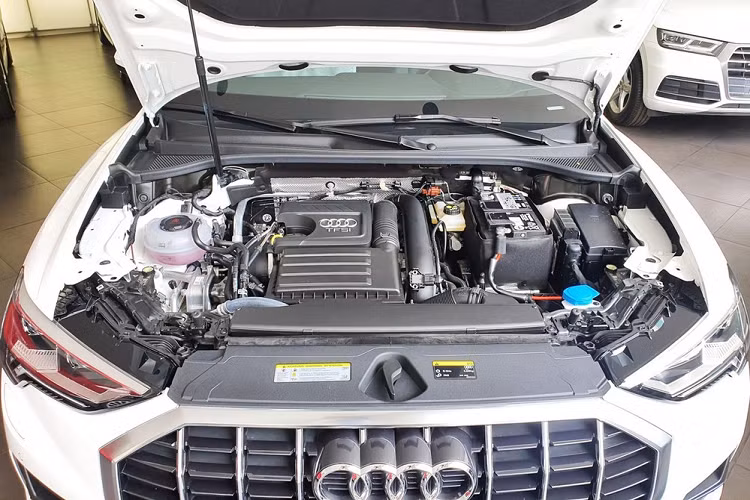 Bên cạnh đó, chiếc Audi Q3 2020 tại showroom vẫn được trang bị hệ thống đèn chiếu sáng dạng full-LED cùng với đèn định vị LED ban ngày thiết kế mới rất cá tính và bắt mắt. Đi kèm với đó cũng là hệ thống đèn hậu full-LED với đồ hoạ ánh sáng mới tạo ấn tượng thị giác tốt khi nhìn từ phía sau.