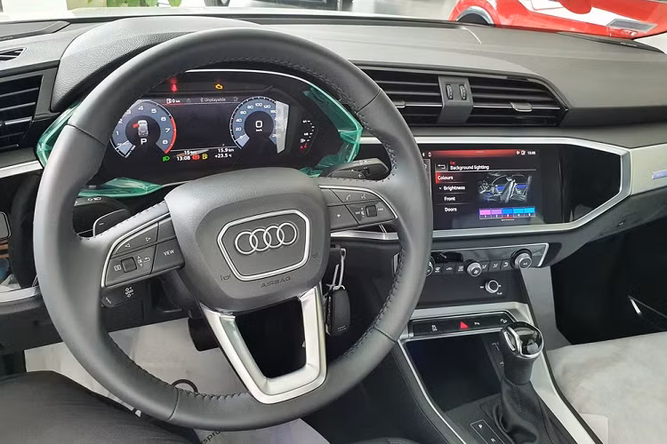 Bù lại, chiếc Audi Q3 2020 tại Việt Nam vẫn sở hữu những điểm riêng rất nổi bật so với thế hệ trước đây. Đầu tiên là về mặt kích thước, Audi Q3 2020 sở hữu chiều dài tổng thể 4.484 mm, rộng 1.856 mm, cao 1.616 mm và chiều dài cơ sở 2.680 mm. So với phiên bản cũ, Audi Q3 2020 dài hơn 96,5 mm, rộng hơn 25 mm, thấp hơn 23 mm trong khi chiều dài cơ sở tăng thêm 76 mm.