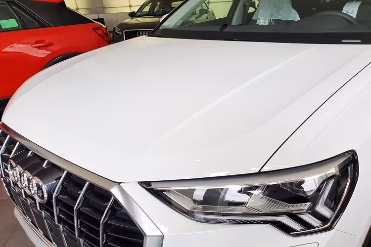 Qua hình ảnh chụp chiếc Audi Q3 2020 tại một showroom ở Tp. Hồ Chí Minh, có thể thấy đây không phải phiên bản cao cấp nhất của dòng xe này mà chỉ là bản tiêu chuẩn 35 TFSI. Điều này được thể hiện qua một số chi tiết bên ngoài như hốc gió trước và vành hợp kim 18 inch có thiết kế khá đơn giản. Bên trong xe vẫn là chìa khóa cơ và không có cửa sổ trời.