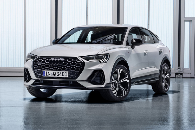 Bước vào bên trong nội thất của chiếc Audi Q3 2020 này, chúng ta vẫn có thể nhận ra thiết kế hiện đại mang hơi hướng gọn gàng và sắc nét với hệ thống màn hình cảm ứng trung tâm kích thước lớn, ghế bọc da tích hợp điều khiển điện, vô-lăng 3 chấu thể thao đặc trưng tích hợp nhiều nút bấm, bao gồm cả Cruise Control...