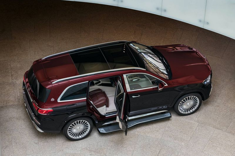 Ưu tiên hàng đầu của mọi chiếc Maybach là sự thoải mái, vì vậy, Mercedes-Maybach GLS 2021 cũng được trang bị hệ thống treo E-Active Body Control giúp quét đường phía trước để chủ động chống lại các va chạm và điều chỉnh giảm xóc để có một chuyến đi cực kỳ êm ái. Xe có chương trình lái Maybach Dynamic Select tập trung vào sự thoải mái của hành khách phía sau bằng cách giảm thiểu độ lăn xóc của thân xe.