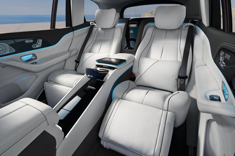 Về truyền động, trong khi những chiếc Maybach khác thường đi kèm với động cơ V12, Maybach GLS 2021 lại sử dụng động cơ tăng áp kép V8 4.0L sản sinh công suất 550 mã lực và mô-men xoắn cực đại 729Nm. Động cơ còn được hỗ trợ thêm bởi bộ khởi động điện EQ Boost bổ sung thêm 21 mã lực và 249Nm khi cần thiết. Maybach GLS có thể tăng tốc từ 0 - 96 km/h chỉ trong 4,8 giây.