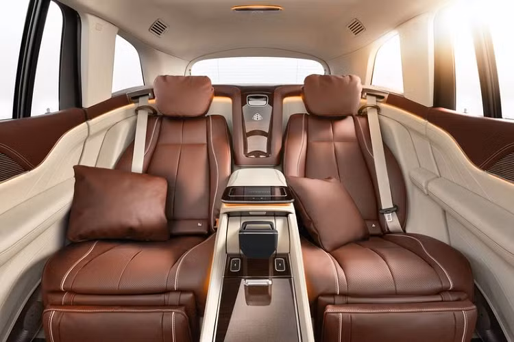 Tuy nhiên, điểm đáng chú ý nhất của Maybach GLS thế hệ mới nằm ở không gian cabin 4 chỗ, đặc biệt là hai chiếc ghế sau được ngăn cách bởi cụm điều khiển trung tâm tích hợp các điều chỉnh cho chức năng sưởi, thông gió và massage của ghế. Bảng điều khiển cũng chứa một bàn gấp để biến khoang sau xe thành một văn phòng di động.
