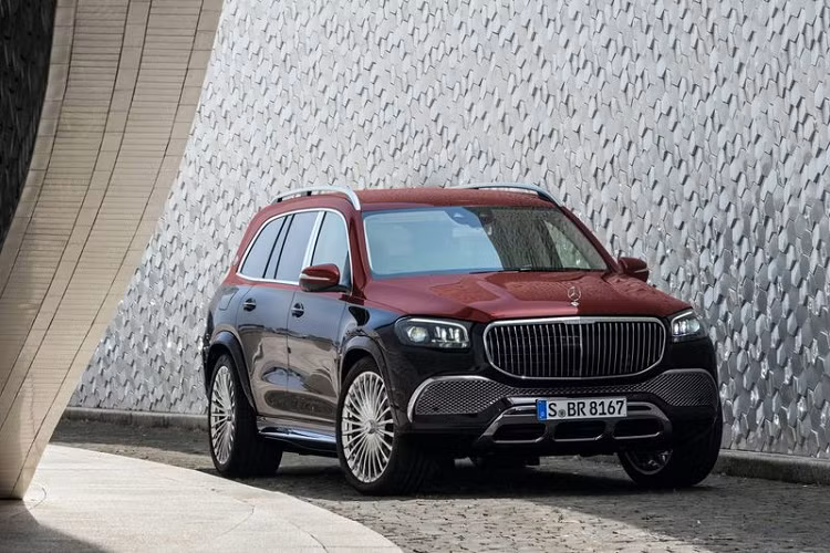 Về ngoại thất, mẫu SUV siêu sang Mercedes-Maybach GLS 2021 được trang bị lưới tản nhiệt độc đáo mới, cùng biểu tượng ngôi sao ba cánh trên mui xe - đặc trưng của những chiếc Maybach.