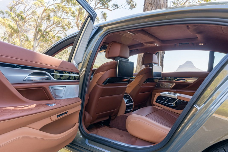 Các chi tiết như viền cửa, bảng điều khiển, trần xe Alcantara, miếng lót sàn và đường viền cửa bọc da đều được sử dụng với tông màu Tartufo. Các phần tựa đầu cũng được thêu những hoa văn độc quyền dành riêng cho chiếc xe. Phần ghế sau cũng được trang bị gối tựa rời được thêu logo “EH” biểu tượng của khách sạn. Bảng điều khiển trung tâm cũng như phần tựa tay ở giữa cũng được bọc da màu Cognac.