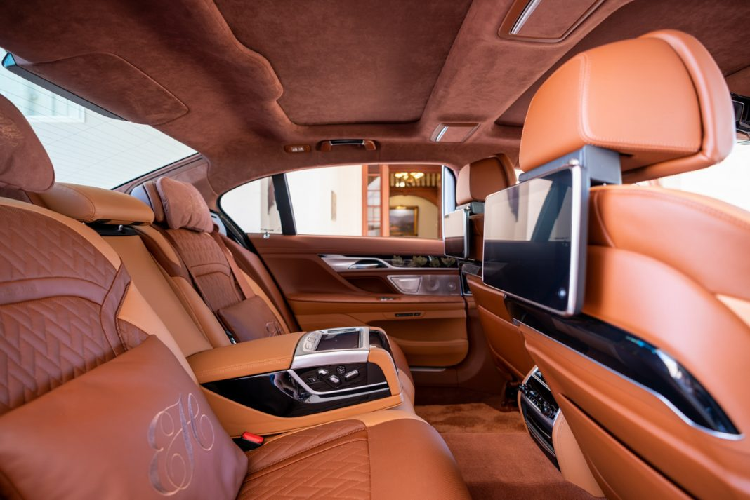 BMW 745Le xDrive được trang bị hệ dẫn động plug-in hybrid bao gồm một động cơ xăng 6 xi-lanh thẳng hàng và một động cơ điện, khi kết hợp hai động cơ này vận hành kết hợp sẽ cùng tạo ra công suất hệ thống lên đến 394 mã lực. Chiếc xe có khả năng chạy bằng động cơ điện trên quãng đường khoảng từ 51 đến 54 km, chính vì thế mà chiếc 745Le xDrive này hoàn toàn phù hợp để có thể vận hành quãng đường 25km từ sân bay Cape Town về tới khách sạn Ellerman House với động cơ điện và không tạo ra khí thải.