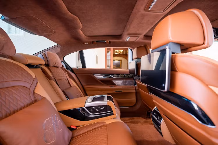 BMW 745Le xDrive được trang bị hệ dẫn động plug-in hybrid bao gồm một động cơ xăng 6 xi-lanh thẳng hàng và một động cơ điện, khi kết hợp hai động cơ này vận hành kết hợp sẽ cùng tạo ra công suất hệ thống lên đến 394 mã lực. Chiếc xe có khả năng chạy bằng động cơ điện trên quãng đường khoảng từ 51 đến 54 km, chính vì thế mà chiếc 745Le xDrive này hoàn toàn phù hợp để có thể vận hành quãng đường 25km từ sân bay Cape Town về tới khách sạn Ellerman House với động cơ điện và không tạo ra khí thải.