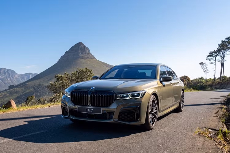 Đội ngũ cá nhân hóa BMW Individual đã chế tạo ra chiếc BMW 745Le xDrive kịch độc, với tay nghề thủ công lành nghề cũng như chú ý chăm chút đến từng chi tiết nhỏ nhất. Ngoài ra, đội ngũ này còn sáng tạo, phát triển ra những chi tiết thiết kế mang tính cá nhân hóa dựa trên những ý tưởng ban đầu của khách hàng.