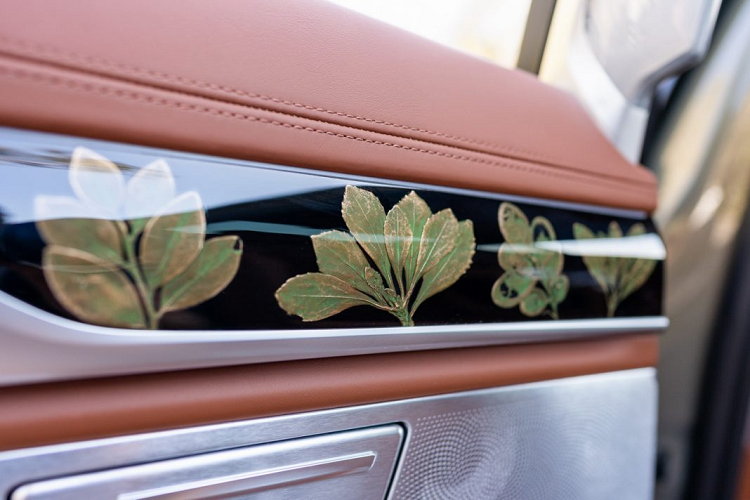 Khoang nội thất của chiếc xe là nơi được BMW Individual trang bị nhiều chi tiết cá nhân hóa nhất cũng như đem lại cảm giác sang trọng cho hành khách khi trải nghiệm chiếc xe này. Khoang nội thất của xe được bọc da BMW Individual Merino màu Tartufo và Cognac được kết hợp với những họa thiết thêu thủ công tinh vi. Hai phần da màu Merino và Tartufo được bọc đan xen nhau, pha trộn với nhau đầy sang trọng.