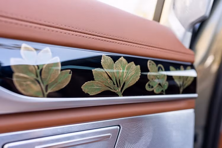 Khoang nội thất của chiếc xe là nơi được BMW Individual trang bị nhiều chi tiết cá nhân hóa nhất cũng như đem lại cảm giác sang trọng cho hành khách khi trải nghiệm chiếc xe này. Khoang nội thất của xe được bọc da BMW Individual Merino màu Tartufo và Cognac được kết hợp với những họa thiết thêu thủ công tinh vi. Hai phần da màu Merino và Tartufo được bọc đan xen nhau, pha trộn với nhau đầy sang trọng.