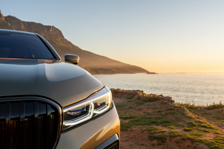 BMW trang bị cho chiếc xe những tiện nghi nội thất như phần ghế ngồi thoải mái có thể điều chỉnh điện với các chức năng mát-xa, sưởi ghế và thông gió chủ động cho ghế, rèm che nắng chỉnh điện, cửa sổ trời toàn cảnh bằng kính Sky Lounge, hệ thống ánh sáng xung quanh.