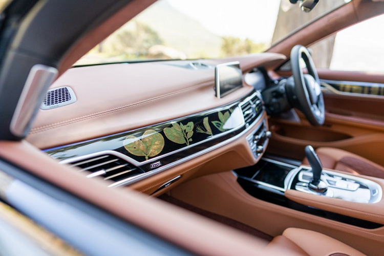 Việc lựa chọn sử dụng những vật liệu tự nhiên hay những màu sắc hài hòa cũng là một yếu tố cực kỳ quan trọng để tạo nên một phiên bản cá nhân hóa hoàn hảo ở mọi khía cạnh. Để đảm bảo các tiêu chuẩn chất lượng và an toàn được đặt ra bởi thương hiệu BMW, mọi chiếc xe do BMW Individual sản xuất đều sẽ phải trải qua các quy trình thử nghiệm giống như những chiếc xe được sản xuất đại trà.