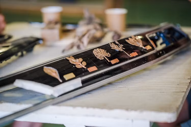 BMW Individual trang bị cho chiếc 745Le xDrive này bộ mâm xe hợp kim nhẹ có kích thước lên tới 20 inch được diamond cut cẩn thận. Phần ngoại thất của xe cũng được trang bị đường viền dọc thân xe mang màu nâu và logo chữ “EH” viết tắt cho Ellerman House biểu trưng cho khách sạn được đặt ở cột sau của xe.