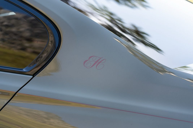 Chiếc xe độc nhất vô nhị này sở hữu màu sơn ngoại thất đồng thau Brass kết hợp cùng gói trang bị ngoại thất BMW Individual High Gloss Shadow phiên bản mở rộng, từ đó đem lại cho xe một diện mạo đặc biệt cũng như hài hòa trên tông màu đồng của ngoại thất.