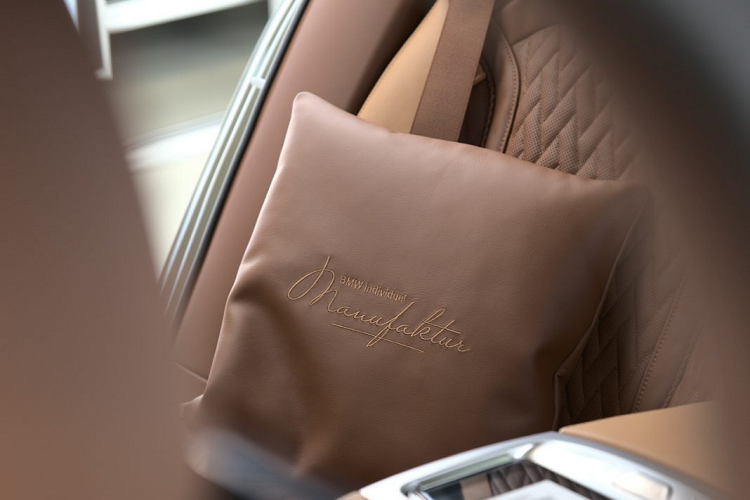 Điểm đặc biệt nhất trong khoang nội thất của xe chính là các tấm ốp trang trí với họa tiết được vẽ thủ công cực kỳ ấn tượng. Đây chính là tác phẩm của nghệ sĩ người Nam Phi Nic Bladen. Ông đã tìm nguồn cảm hứng cho tác phẩm của mình từ hệ thực vật đặc trưng của quê hương mình. Ông đã sử dụng các chất liệu phôi thạch cao và vàng, bạc, bạch kim lỏng để tạo ra tác phẩm điêu khắc chi tiết về lá, hoa, rễ và cành cây mô phỏng theo các loài thực vật hoang dã.