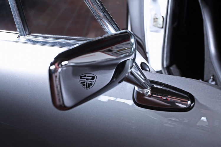 Phần ngoại thất của Porsche 911hàng độc này cũng được làm lại nhiều chi tiết để giống với phiên bản S/T. Những thay đổi này có thể nhìn thấy ở phần cản trước và sau, hệ thống đèn báo rẽ, mui xe, chắn bùn trước, tay nắm cửa...