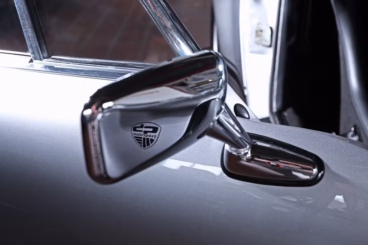 Phần ngoại thất của Porsche 911hàng độc này cũng được làm lại nhiều chi tiết để giống với phiên bản S/T. Những thay đổi này có thể nhìn thấy ở phần cản trước và sau, hệ thống đèn báo rẽ, mui xe, chắn bùn trước, tay nắm cửa...