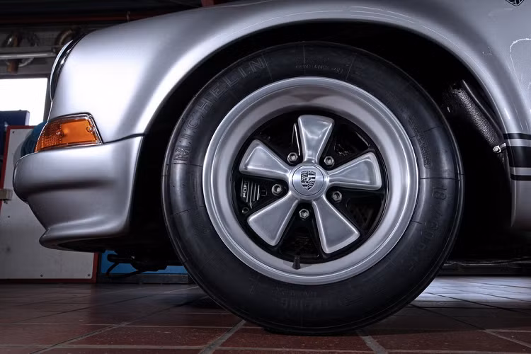 Chiếc xe được phủ lên lớp áo màu Xám GT Silver Metal với các sọc đen chạy dọc thân xe. Mâm xe có kích thước 8x15 inch ở phía trước và 9x15 inch ở phía sau, đi cùng với mâm là bộ lốp Michelin 225/50 và 270/45.