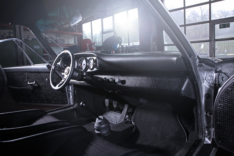 Nội thất bên trong bản độ Porsche 911 cũng được làm lại để cùng tông màu với phần ngoại thất. Thảm lót sàn được thay thế bằng loại nhẹ hơn, một số chi tiết như phía dưới táp-lô và ốp cửa sử dụng vật liệu nhựa gia cố bằng sợi thủy tinh.