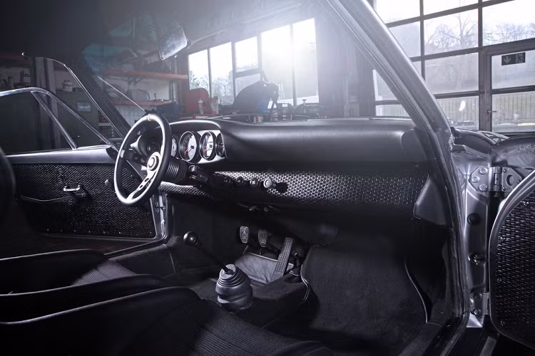 Nội thất bên trong bản độ Porsche 911 cũng được làm lại để cùng tông màu với phần ngoại thất. Thảm lót sàn được thay thế bằng loại nhẹ hơn, một số chi tiết như phía dưới táp-lô và ốp cửa sử dụng vật liệu nhựa gia cố bằng sợi thủy tinh.