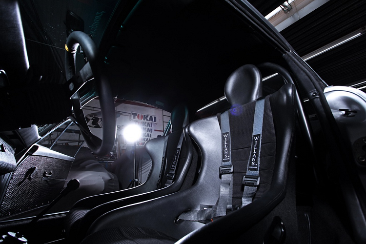 Ghế ngồi bọc da và vải tổng hợp cho cảm giác cổ điển nhưng vẫn đầy nét thể thao, dây an toàn cũng được nâng cấp thành loại thể thao chuyên dụng. Phần kính phía sau sử dụng vật liệu mica nhằm giảm khối lượng.