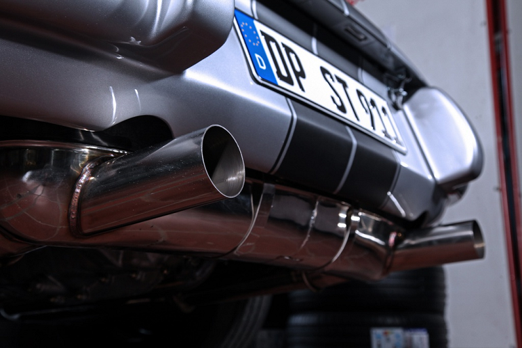 Xe sử dụng khối động cơ boxer 3.6L của Porsche 964, động cơ này sản sinh công suất 286 mã lực và mô-men xoắn cực đại 324 Nm. Hệ thống treo trên xe cũng đã được thay đổi để có thể sử dụng ống xả mới.