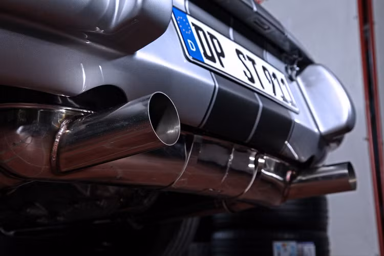 Xe sử dụng khối động cơ boxer 3.6L của Porsche 964, động cơ này sản sinh công suất 286 mã lực và mô-men xoắn cực đại 324 Nm. Hệ thống treo trên xe cũng đã được thay đổi để có thể sử dụng ống xả mới.