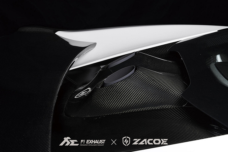 Với gói độ này, nắp ống xả siêu xe McLaren 650S được chế tạo bằng chất liệu sợi carbon có thể chịu được nhiệt độ lên tới 250 độ C. Các ống dẫn nhiệt đặc biệt cải thiện các nỗ lực làm mát bằng cách cho phép không khí nóng thoát ra.