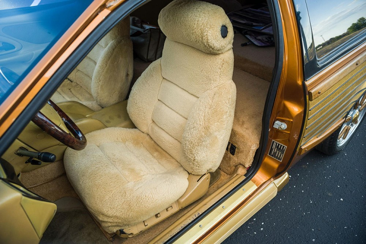 Nhìn sang sườn xe, ta thấy Woodie 2050 có ống xả bên sườn lấy từ một chiếc Corvette. Sườn xe cũng có những tấm ốp bằng gỗ sồi làm thủ công nghệ thuật.