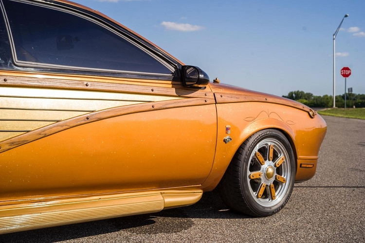 Cougar Woodie 2050 là sự pha trộn hỗn hợp của nhiều phụ tùng, và có thể được gọi là một chiếc hod rod chân chính. Về cơ bản, nó được chế tạo dựa trên một chiếc Mercury Cougar 1998, bao gồm khung gầm, phụ tình máy móc, và nội thất. 