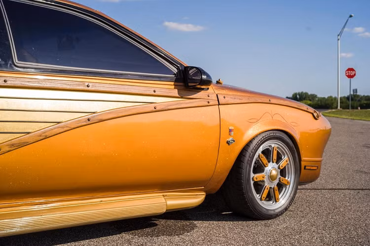 Cougar Woodie 2050 là sự pha trộn hỗn hợp của nhiều phụ tùng, và có thể được gọi là một chiếc hod rod chân chính. Về cơ bản, nó được chế tạo dựa trên một chiếc Mercury Cougar 1998, bao gồm khung gầm, phụ tình máy móc, và nội thất. 