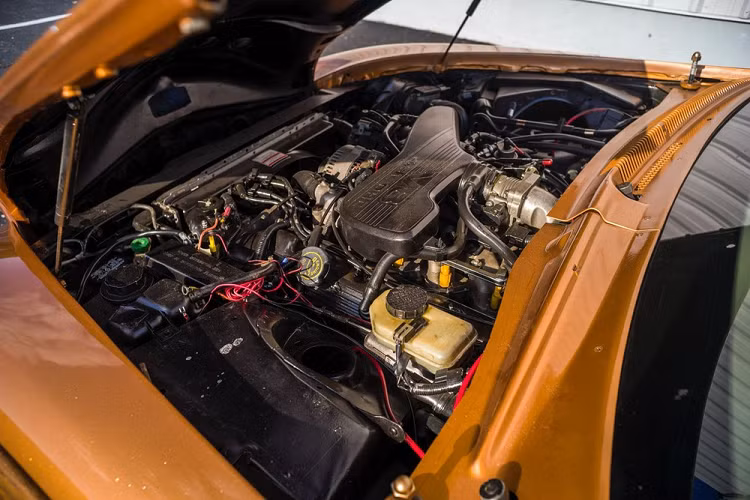 Hơn nữa, nhà thiết kế George Barris còn sử dụng tới 40 lớp sơn vàng ngọc trai Gold Pearl of Essence để giúp ngoại thất Woodie “tỏa sáng” dưới ánh mặt trời.