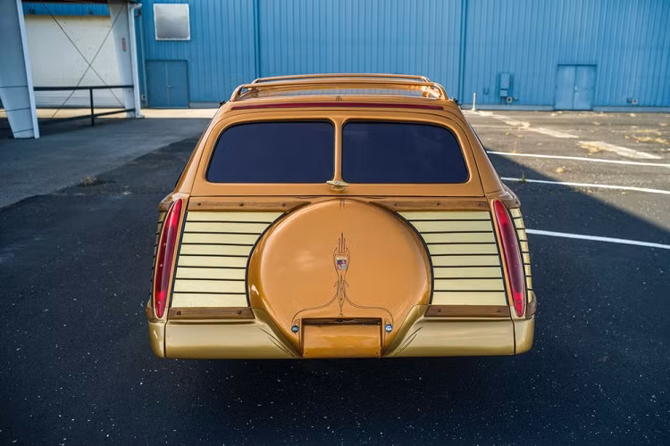 Nói đến nội thất, nhiều người cho rằng bọc ghế ngồi và trải thảm bằng len cừu sang trọng là một lựa chọn thú vị. Bên dưới nắp capô xe của cỗ máy độc đáo này là động cơ siêu nạp V8 dung tích 4,6 lít của Ford kết hợp với hộp số tự động.