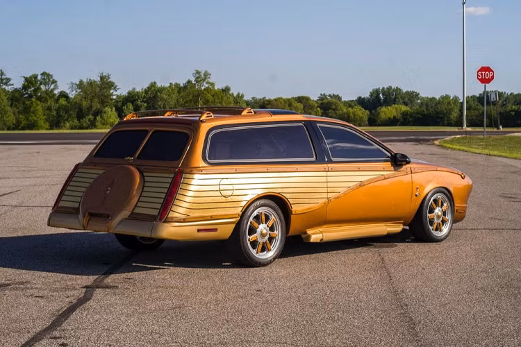 Chiếc xe này mang tên Cougar Woodie 2050 hàng độc, nó được chế tạo dựa trên Mercury Cougar 1998 nhưng có sử dụng phụ tùng từ nhiều chiếc xe khác nữa như Chevrolet Corvette và Ford F-150. Kết quả cuối cùng là một sản phẩm thực sự đáng kinh ngạc, cho dù có thể nó không phù hợp khẩu vị của mọi người nhìn. Xuất hiện lần đầu tiên tại sự kiện Grand National Roadster Show, và giờ đây Cougar Woodie 2050 sẽ được mang bán đấu giá.