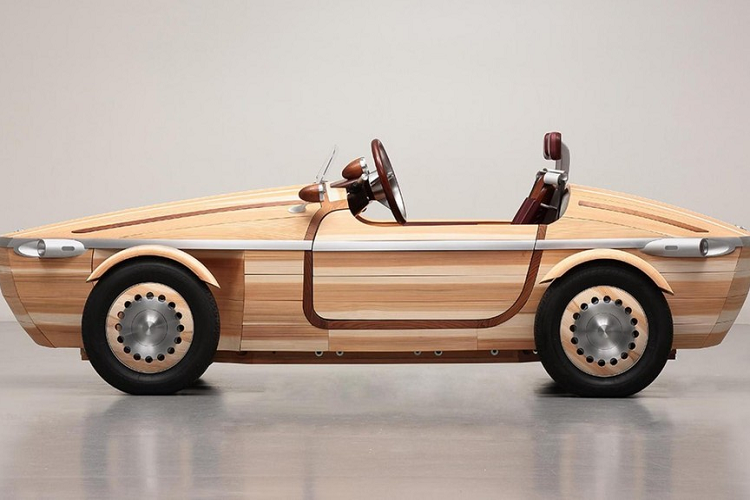 Đối với chất liệu gỗ làm nên chiếc xe, Toyota nói rằng vì gỗ sẽ thay đổi theo thời gian, tùy thuộc vào nơi cất giữ và cách thức sử dụng, vậy nên họ đã cẩn thận lựa chọn gỗ tuyết tùng Nhật Bản cho các tấm ốp ngoại thất và gỗ phong Nhật Bản cho phần khung. Các nghệ nhân của Toyota cũng quyết định sử dụng kỹ thuật làm mộc truyền thống Nhật Bản được gọi là “okuriari” thay vì sử dụng máy khoan hiện đại.