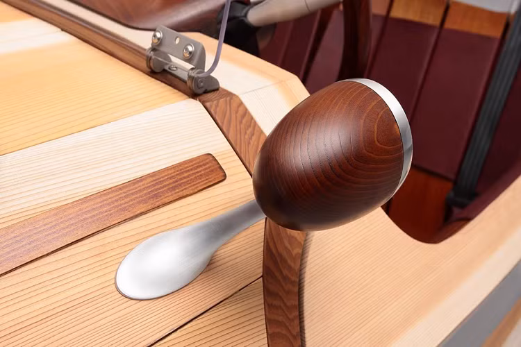 Bên dưới nắp capô, Toyota Setsuna hàng độc này có trang bị 6 ắc quy axít-chì 12V, qua đó giúp xe có thể di chuyển ở tốc độ tối đa 45 km/h và cự li di chuyển 26 mét. Nói một cách khác, Setsuna là một chiếc xe điện lạ lùng mà Toyota từng chế tạo, và thậm chí nó vẫn là chiếc xe điện thuần chủng duy nhất của Toyota.