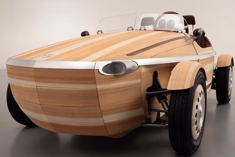 Nói thực, nếu chiếc xe được làm bằng gỗ toàn bộ từ trong ra ngoài thì nhất định nó sẽ không ấn tượng như thé này. Một chi tiết thú vị khác bên trong xe là một đồng hồ đo tuổi thọ của chiếc xe trong hơn 100 năm.