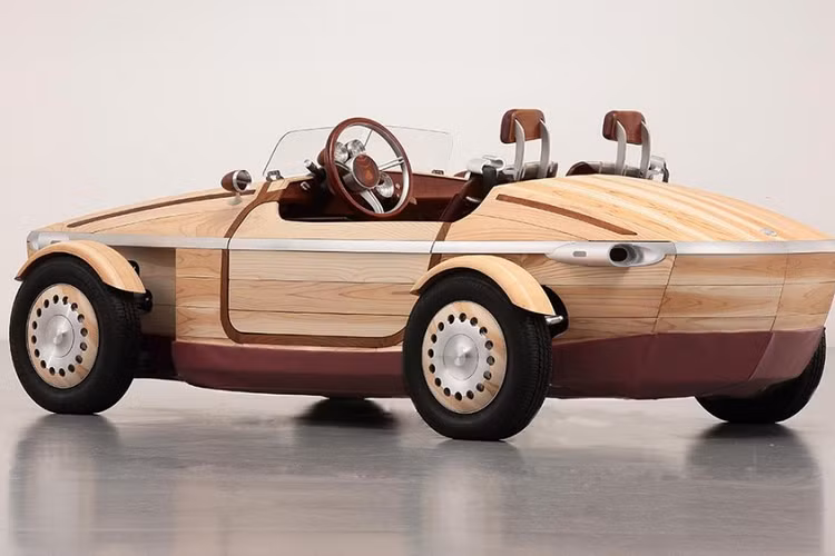 Ngay cả những chiếc xe trên xe Toyota bằng gỗ hoàn toàn. Tuy nhiên, chúng được bọc da êm ái để giúp người ngồi cảm thấy dễ chịu hơn. Nội thất xe cũng có một số chi tiết bằng nhôm, và đương nhiên lốp xe thì vẫn là làm bằng cao su.