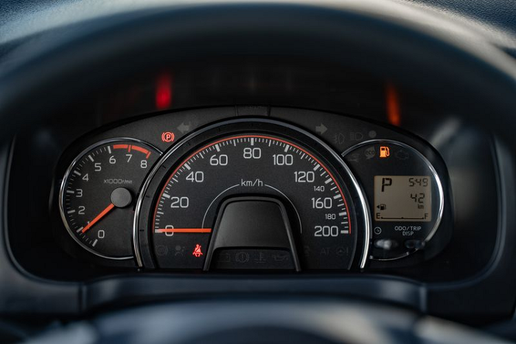 Về tiện ích an toàn và hỗ trợ người lái, Toyota Wigo thế hệ mới được nâng cấp các trang bị như gương chiếu hậu nâng cấp từ gập cơ lên gập điện cùng tích hợp báo rẽ. Wigo 2020 cũng được trang bị thêm camera lùi hỗ trợ người lái khi dừng đỗ xe. Tính năng này đều được trang bị trên cả hai phiên bản (AT&amp;MT).