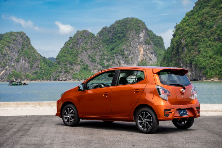 Về truyền động, Toyota Wigo 2020 mới sử dụng động cơ tương tự như phiên bản hiện tại, khối động cơ xăng 4 xy-lanh 1.2L, sản sinh công suất tối đa 86 mã lực và 107 Nm mô-men xoắn cực đại. Đi kèm với đó là trang bị hộp số tuỳ chọn tự động 4 cấp hoặc số sàn 5 cấp. Tịa thị trường Việt Nam, Toyota Wigo sẽ cạnh tranh với Kia Morning, Hyundai Grand i10...