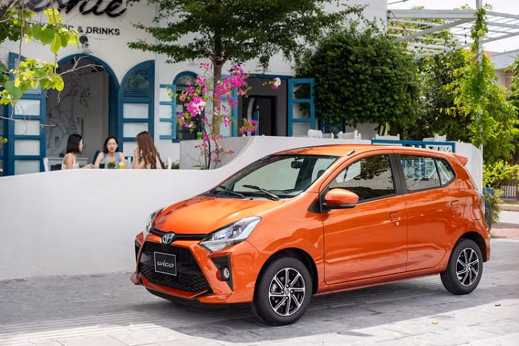 Như vậy giá xe Toyota Wigo 2020 đã tăng 7 triệu đồng đối với bản số sàn, giảm 21 triệu đồng cho phiên bản số tự động. Xe gần như không có sự thay đổi nào quá mạnh mẽ so với phiên bản tiền nhiệm. Một số khác biệt trên phiên bản này như phần đầu xe với lưới tản nhiệt hình thang lớn hơn, cặp đèn chiếu sáng được tái thiết kế sắc sảo và mạnh mẽ, hông xe nổi bật với những đường dập nổi được hạ thấp và kéo dài từ cản trước tới đuôi xe và bộ mâm đúc 14 inch đa chấu mới.