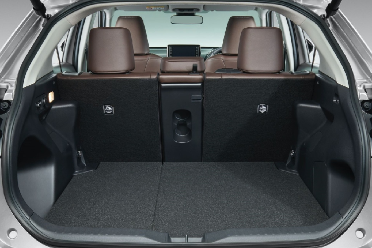 Nhờ thân xác to lớn, khoang nội thất của Yaris Cross rộng rãi hơn. Khoang hành lý của xe có dung tích 390 lít và có thể mở rộng thêm nhờ hàng ghế sau có thể gập theo tỷ lệ 40:20:40. Bên cạnh đó, sàn của khoang hành lý còn có thể điều chỉnh độ cao và có thêm dây ràng đồ.