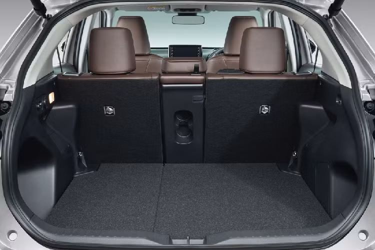 Nhờ thân xác to lớn, khoang nội thất của Yaris Cross rộng rãi hơn. Khoang hành lý của xe có dung tích 390 lít và có thể mở rộng thêm nhờ hàng ghế sau có thể gập theo tỷ lệ 40:20:40. Bên cạnh đó, sàn của khoang hành lý còn có thể điều chỉnh độ cao và có thêm dây ràng đồ.