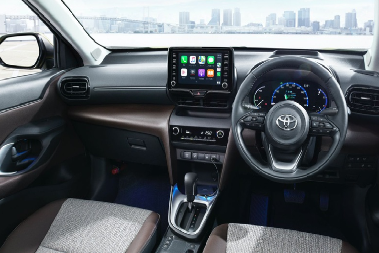 Tất cả phiên bản Yaris Cross tại Nhật Bản đều được trang bị màn hình đa thông tin LCD, ứng dụng SmartDeviceLink, tương thích Apple CarPlay và Android Auto.