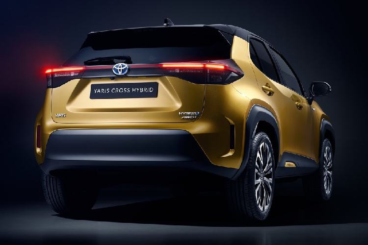 Phiên bản Yaris Cross Hybrid đi kèm động cơ xăng 1.5L và động cơ điện. Động cơ xăng sản sinh công suất 90 mã lực tại 5.500 vòng/phút và mô-men xoắn 120 Nm tại 3.800-4.800 vòng/phút. Các con số tương ứng của động cơ điện là 79 mã lực và 104 Nm. Phiên bản này đi kèm hệ dẫn động cầu trước và tùy chọn hệ dẫn động 4 bánh. Theo Toyota, Yaris Cross Hybrid có mức tiêu hao nhiên liệu khoảng 3,2 lít/100 km.